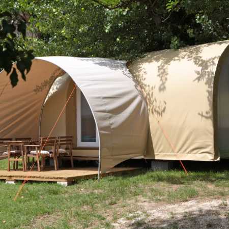 Campingplatz Glamping Gardasee mit Zelt mit Klimaanlage in der Naehe vom See 