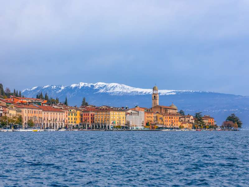 Panoramica del paese di Salò con il Lago di Garda in primo piano