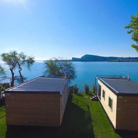 Campingplatz Gardasee mit Mobilheim mit Seeblick und überdachter Terrasse 