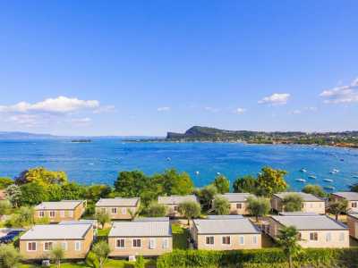 Campeggio Lago di Garda con casa mobile vista lago con terrazza coperta 