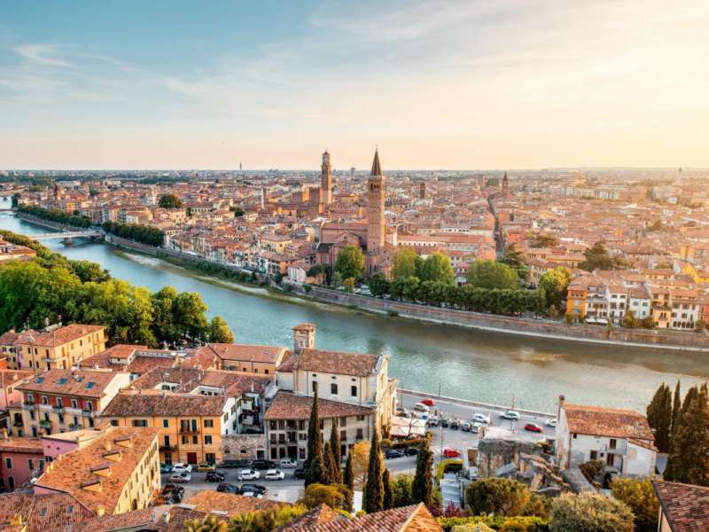 Uitzicht van bovenaf op de stad Verona met de rivier de Adige