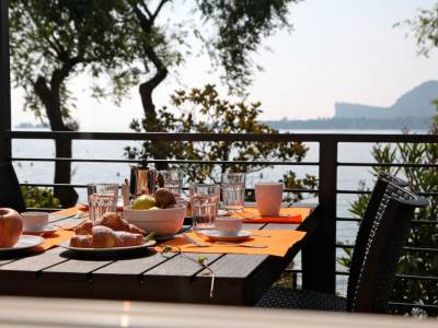 Camping Lake Garda with lake view mobile home with covered terrace 4