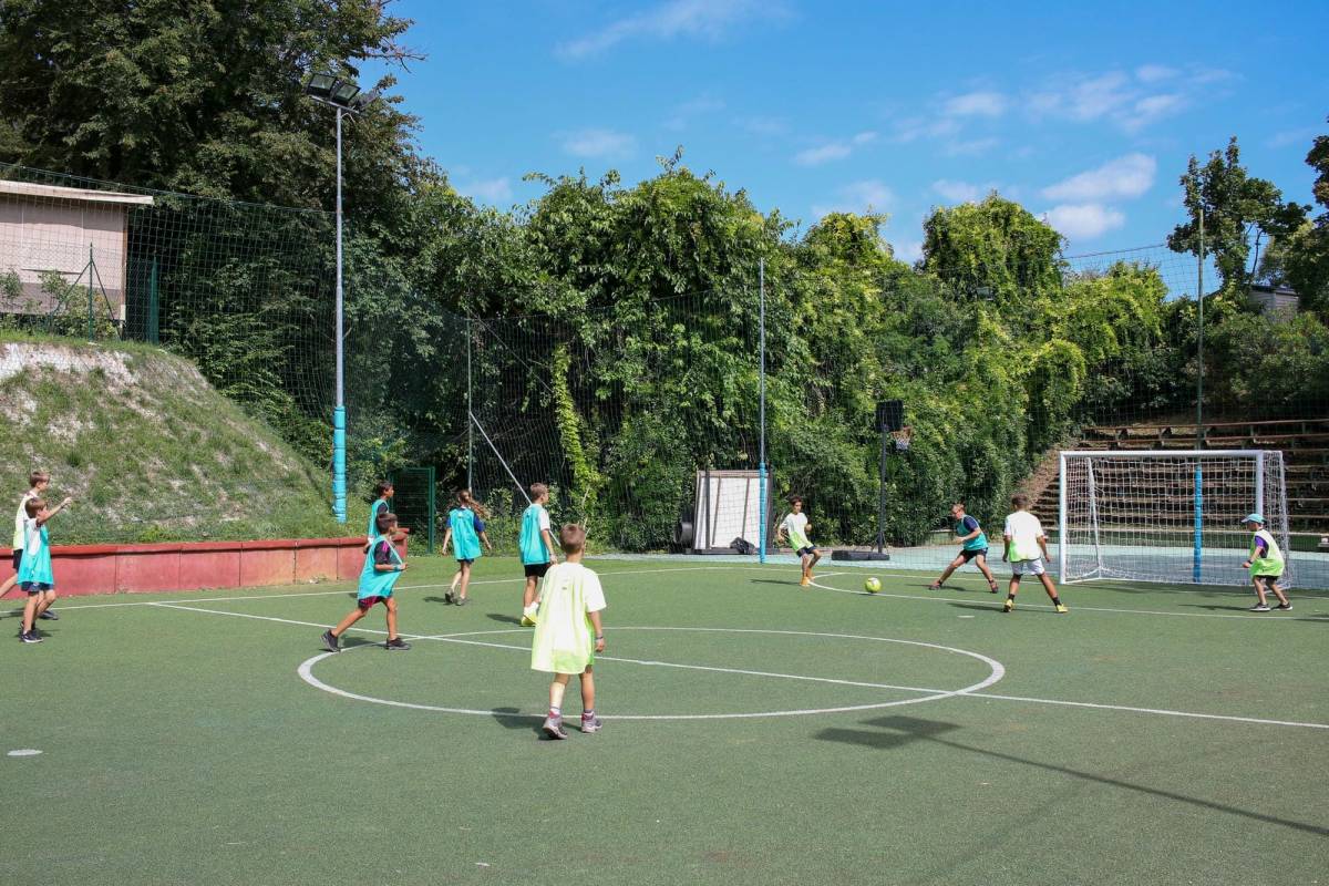 Gruppo di bambini che gioca a calcetto in campeggio