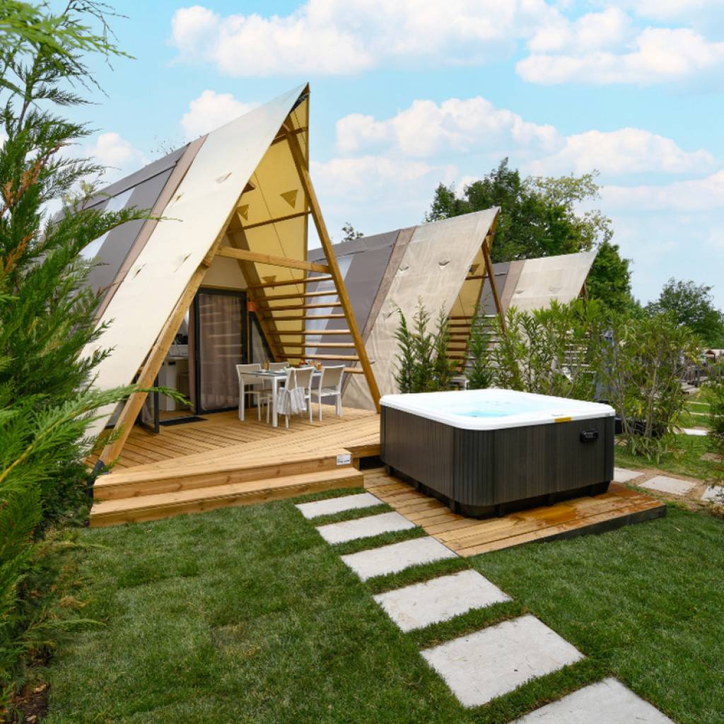 LUXURY LODGE AVEC JACUZZI : VOTRE REFUGE EXCLUSIF SUR LE LAC DE GARDE