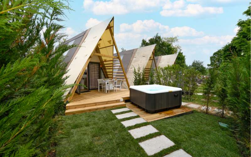 LUXURY LODGE MET JACUZZI: UW EXCLUSIEVE TOEVLUCHTSOORD AAN HET GARDAMEER