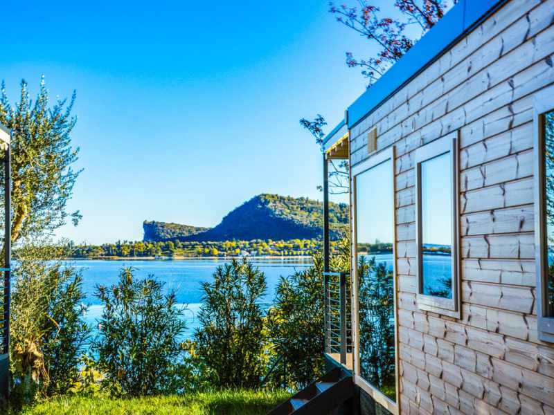 Camping Gardasøoen med søudsigt over det mere stacaravan med overdækket terrasse 1