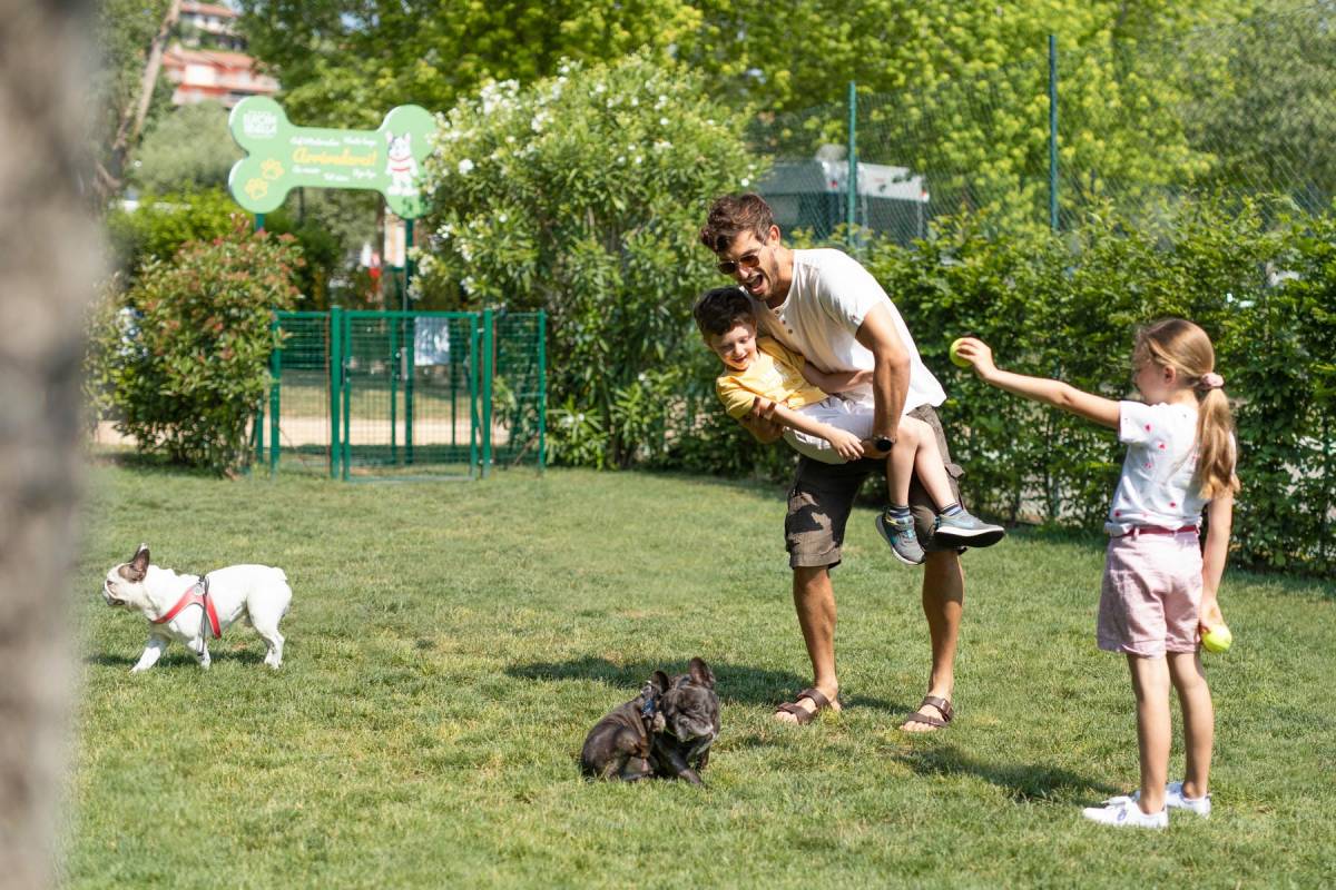 Familie met hond in het hondengebied van Camping Village Europa Silvella