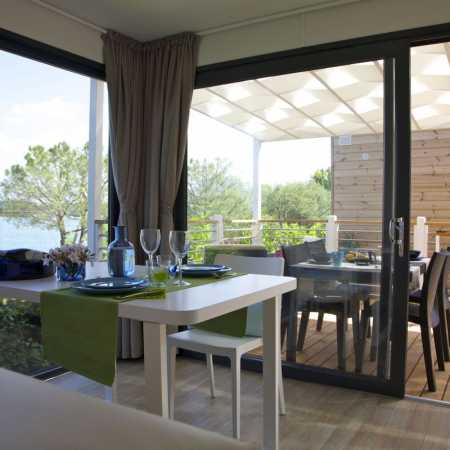 Campeggio Lago di Garda con casa mobile vista lago e lavastoviglie