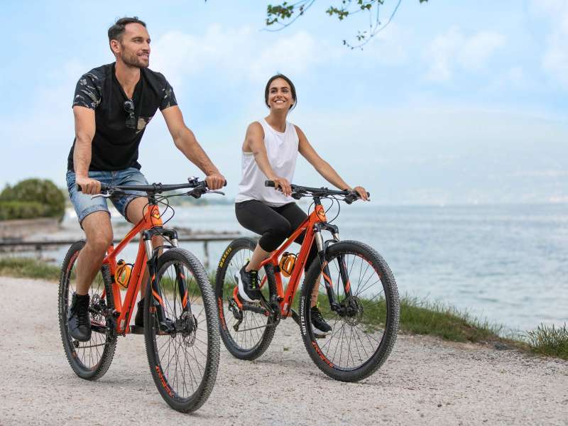 Par der cykler langs Gardasøen på lejede cykler