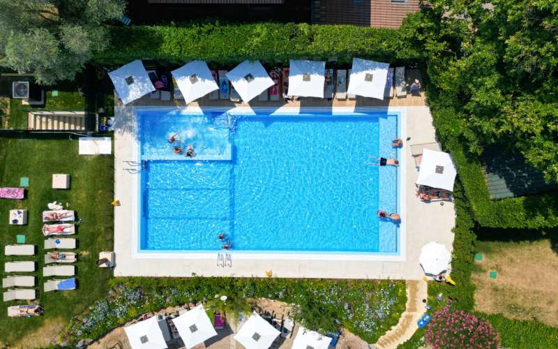 HET NIEUWE VERWARMDE ZWEMBAD IS KLAAR