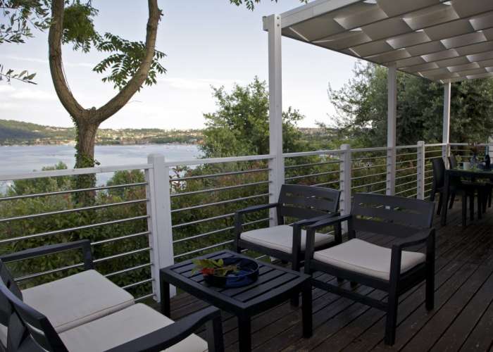 Camping Gardasøoen med udsigt over det mere stacaravan med overdækket terrasse 