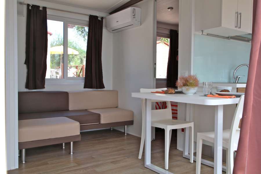 Campingplatz Gardasee mit Mobilheim mit Seeblick und überdachter Terrasse 10