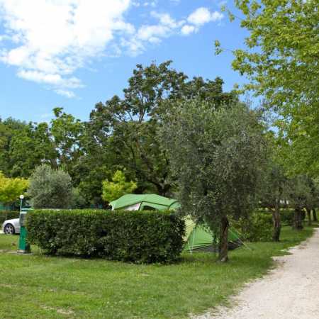 Camping Lake Garda with large pitches and 10 amperes of electricity 