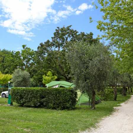 Campingplatz Gardasee mit großen Stellplätzen und 10 Ampere Strom 