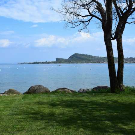 Camping du Lac de Garde avec des emplacements sur le lac