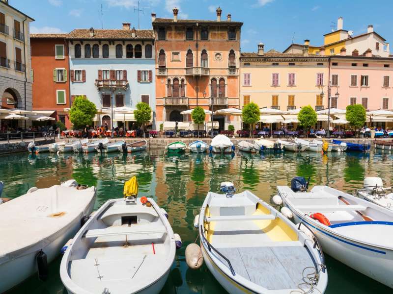 Village de Desenzano avec bateaux