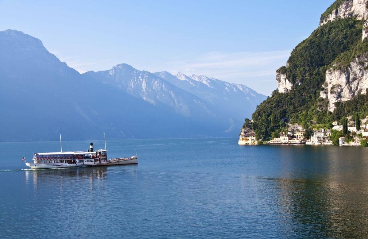 Battello che naviga sul Lago di Garda