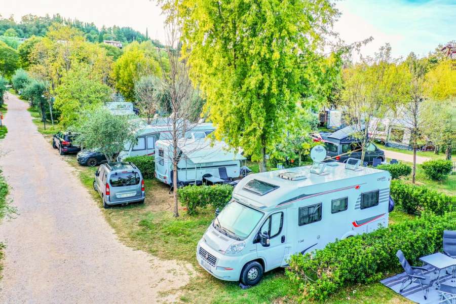 Camping Gardameer met standaard standplaatsen en 6 ampère elektriciteit 