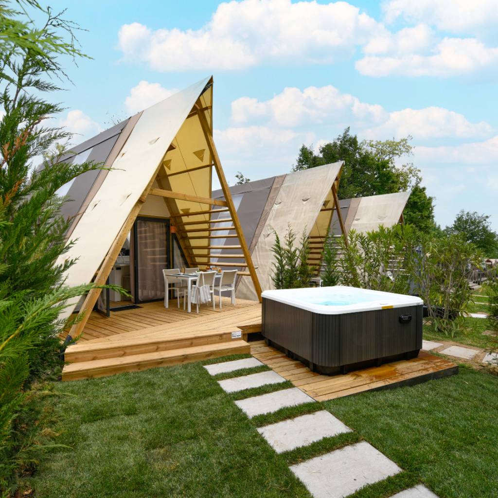 LUXURY LODGE CON JACUZZI: IL TUO RIFUGIO ESCLUSIVO SUL LAGO DI GARDA