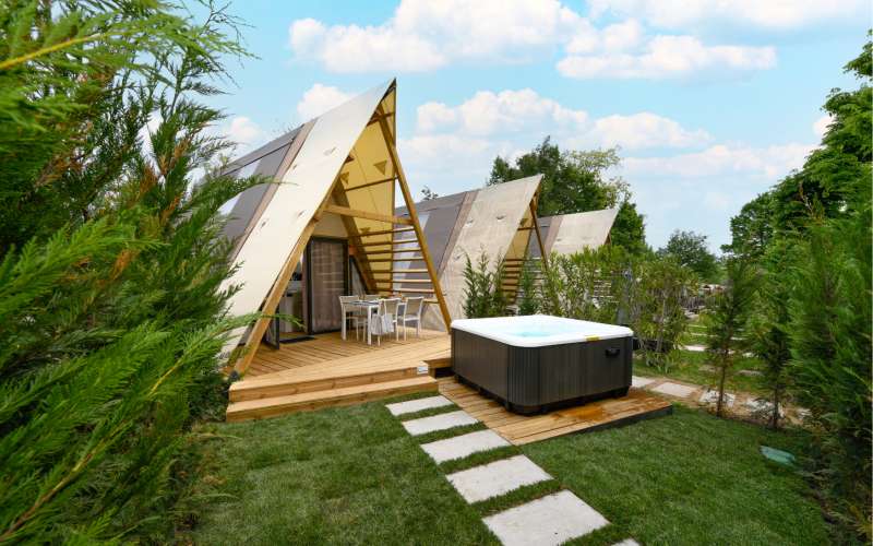 LUXURY LODGE AVEC JACUZZI : VOTRE REFUGE EXCLUSIF SUR LE LAC DE GARDE