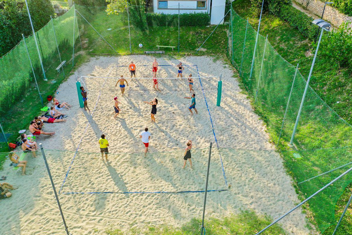 Camping du lac de Garde avec activités sportives et terrain de beach-volley