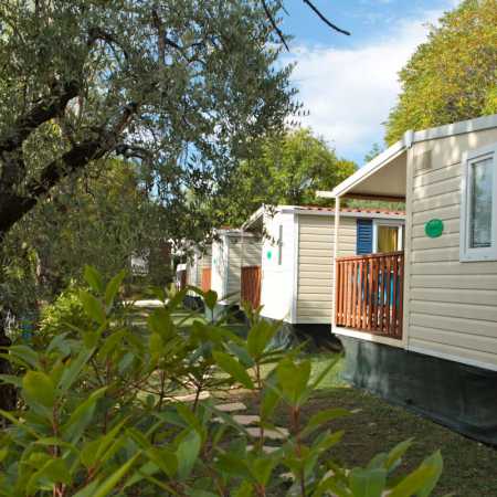 Camping Gardasøoen med søudsigt over det mere stacaravan med overdækket terrasse 