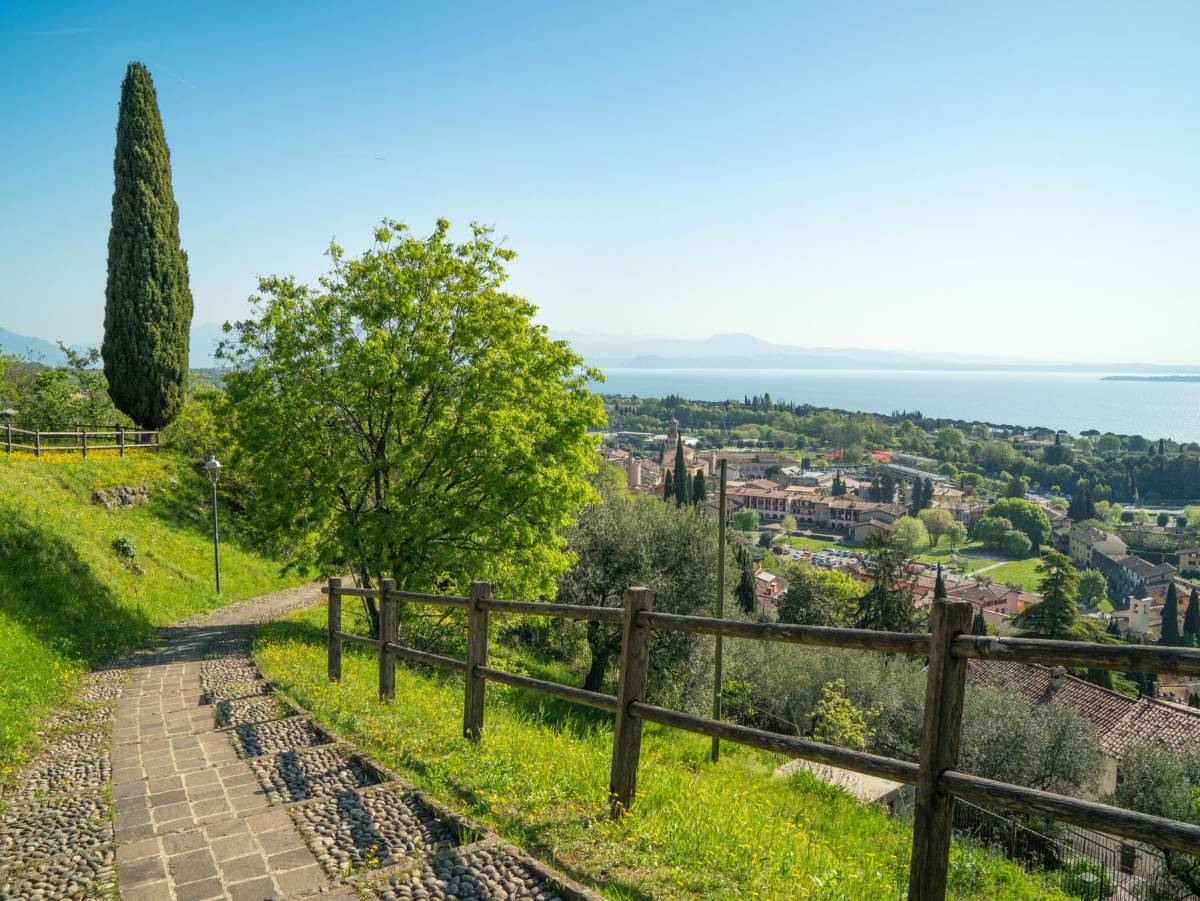 Vue de Padenghe avec le lac de Garde en arrière-plan