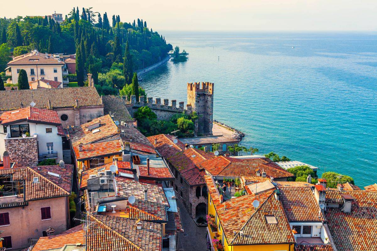 Foto van Sirmione en het Scaligero-kasteel aan het Gardameer