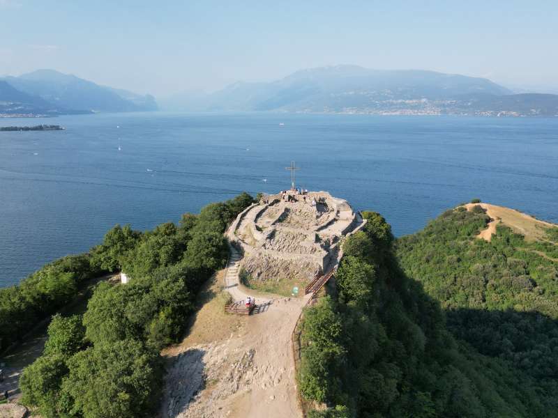 Panoramisch uitzicht op de Rocca di Manerba aan het Gardameer