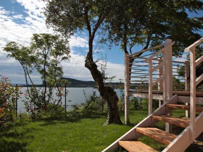 Camping Gardasøoen med udsigt over det mere stacaravan med overdækket terrasse 1