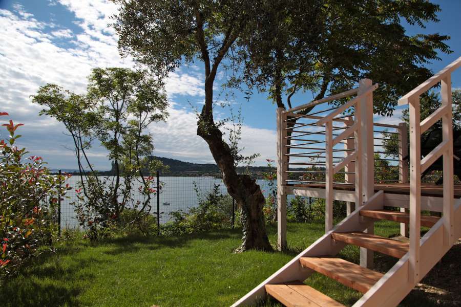 Campingplatz Gardasee mit Mobilheim mit Seeblick und überdachter Terrasse 1