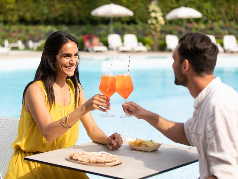 Détente et dégustation au bord de la piscine Bar de la piscine